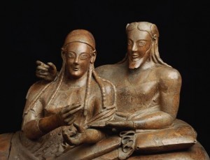 Una coppia di coniugi etruschi ritratti sul loro sarcofago.