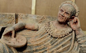 Reperti etruschi trafugati. Uno dei pezzi recuperati: un eccezionale sarcofago etrusco raffigurante un uomo disteso. © Ministère public genevois