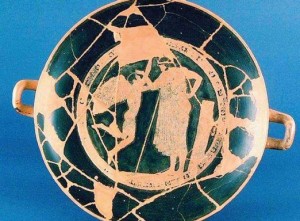 La kylix (coppa) attica a figure rosse, attribuita al celebre pittore ateniese Douris, in mostra a Prato