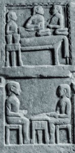Una stele etrusca in pietra decorata a rilievo